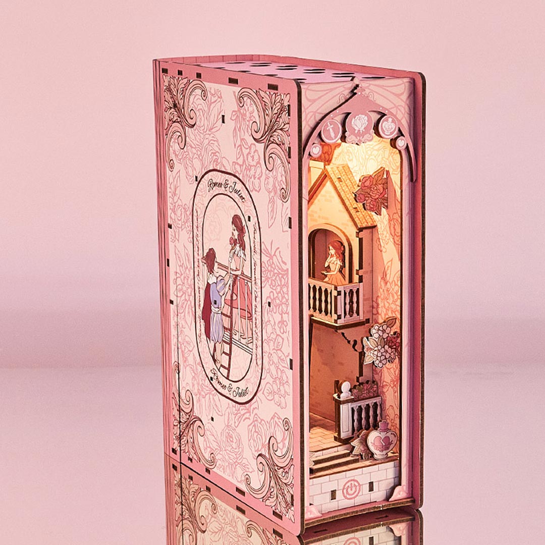 Romeo & Juliet Wooden Book Nook Kit